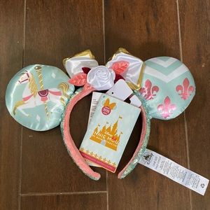 Minnie Mouse main attraction King Arthur carousel ears